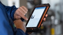 Foto: Zwei Personen bedienen ein Tablet Foto: Zwei Personen bedienen ein Tablet