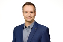 [English below]
Mario Liebsch ist bei BASF in Schwarzheide tätig und beschäftigt sich mit Themen rund um Industrieentwicklung, Logistik und Transformation. Mit seinem Hintergrund in Supply Chain Management begleitet er die Weiterentwicklung des Industriestandorts Lausitz und die Ansiedlung zukunftsorientierter Industrie- und Energieprojekte.

Mario Liebsch works at BASF in Schwarzheide and focuses on industrial development, logistics, and transformation initiatives. Drawing on his background in supply chain management, he supports the continued development of the Lusatia industrial hub and helps facilitate the establishment of future-oriented industrial and energy projects.

