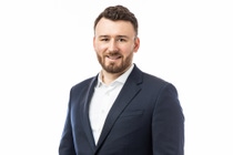 [English below]
Oliver Jeutner ist Director Sales & Marketing der BASF InfraService & Solutions Lausitz GmbH. Er begleitet Unternehmen, Investoren und Projektentwickler bei Ansiedlungs- und Wachstumsprojekten im Industriepark Lausitz. Mit seiner langjährigen Erfahrung in Vertrieb, Technologie und Geschäftsentwicklung treibt er die Positionierung der Lausitz als zukunftsorientierten Industrie- und Innovationsstandort voran.

Oliver Jeutner is Director Sales & Marketing at BASF InfraService & Solutions Lausitz GmbH. He supports companies, investors, and project developers in site selection, investment, and growth projects within the Lusatia Industrial Park. Drawing on his extensive experience in sales, technology, and business development, he plays a key role in advancing Lusatia’s position as a forward-looking hub for industry, innovation, and sustainable growth.